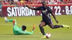 Penyerang Manchester United, Romelu Lukaku berusaha menendang bola usai melewati kiper Real Salt Lake, Lalo Fernandez pada pertandingan persahabatan di Sandy, Utah (18/7). MU menang 2-1 atas Real Salt Lake. (AP Photo / Rick Bowmer)