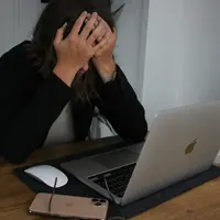 Tekanan di kantor tak bisa dihindari, namun mengelola emosi dengan baik membantu Anda tetap tenang, fokus, dan profesional (Foto: Seogalaxy/Unsplash)