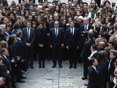 Presiden Perancis Francois Hollande (kedua kanan) melakukan a minute of silence atau hening selama semenit di Universitas Sorbonne, Perancis, (16/11/2015).  Ini dilakukan sebagai penghormatan bagi korban serangan di Paris. (REUTERS/Stephane de Sakutin) 