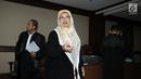 Mantan Menkes, Siti Fadilah Supari usai menjalani sidang perdana PK di Pengadilan Tipikor, Jakarta, Kamis (31/5). Sebelumnya, Siti dinyatakan terbukti menyalahgunakan wewenang pengadaan alat kesehatan (alkes). (Liputan6.com/Helmi Fithriansyah)