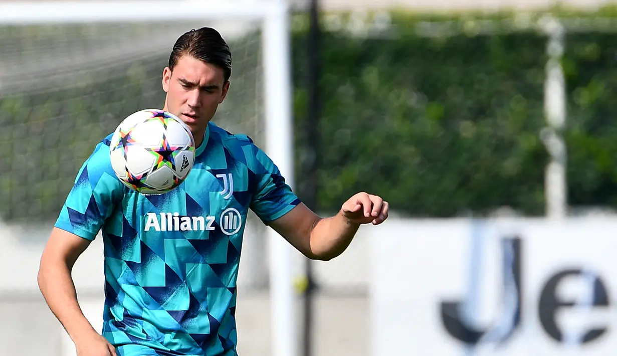 Penyerang Juventus, Dusan Vlahovic mengontrol bola saat mengambil bagian dalam sesi latihan di JTC Continassa di Turin (5/9/2022). Juventus akan bertanding melawan Paris Saint Germain pada Grup H Liga Champions di Parc des Princes. (AFP/IsabellaBonotto)