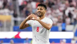 Empat gol tercipta dalam pertandingan ini melalui dua gol Elijah Just untuk Selandia Baru serta gol Ramin Rezaeian dan Mohammad Mohebi untuk Iran. (AP Photo/Mark J. Terrill)