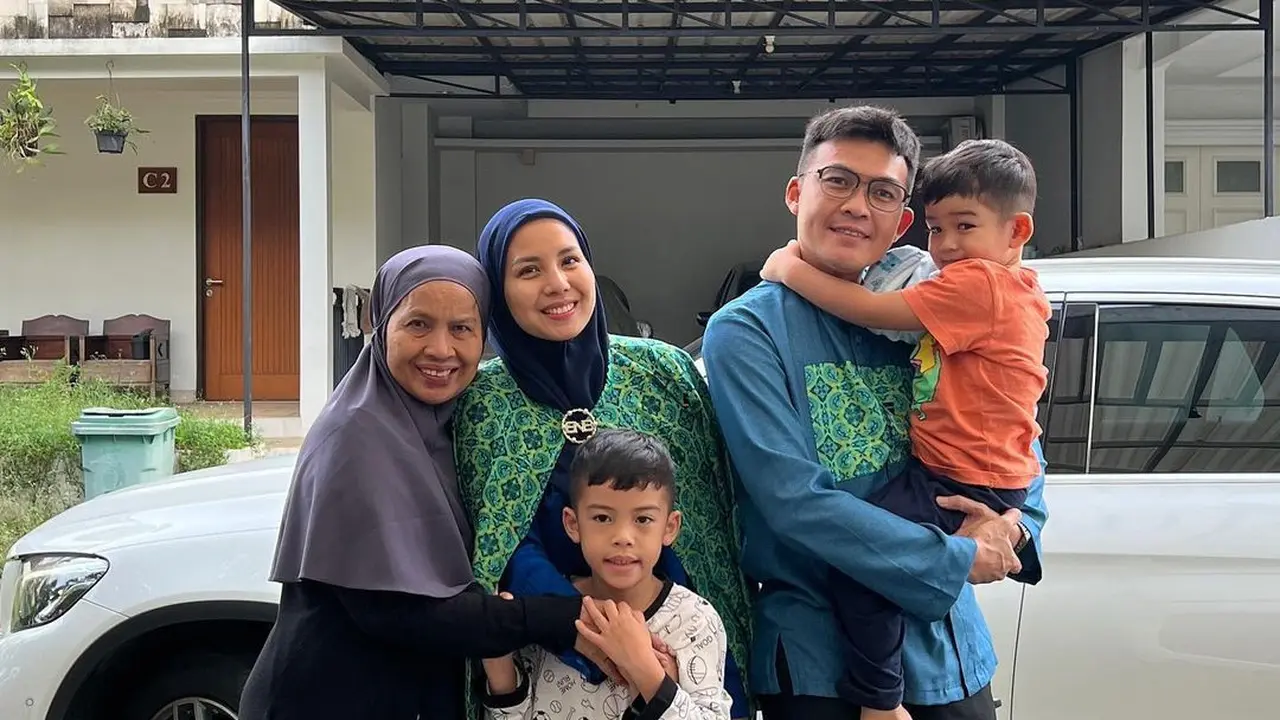 8 Momen Tya Ariestya dan Suami Jalani Umrah, Penuh Haru Bahagia