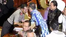 Komjen Pol Badrodin Haiti mendapat ucapan selamat dari anggota Komisi III usai mengikuti Uji kelayakan dan kepatutan (fit and proper test) calon Kapolri di Komisi III DPR, Jakarta, Kamis (16/4/2015).(Liputan6.com/Helmi Afandi)