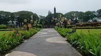 Alun - alun Tugu Malang ditutup selama pandemi corona Covid-19. Salah satu taman bersejarah di Kota Malang ini juga berfungsi sebagai paru - paru kota (Liputan6.com/Zainul Arifin)