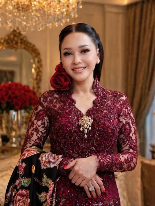 Maia Estianty tampil elegan dibalut kebaya merah dari Anne Avantie. Kebaya full payet ini dihiasi bros emas dipadukan selendang batik serasi dengan bawahannya. [@maiaestiantyreal]