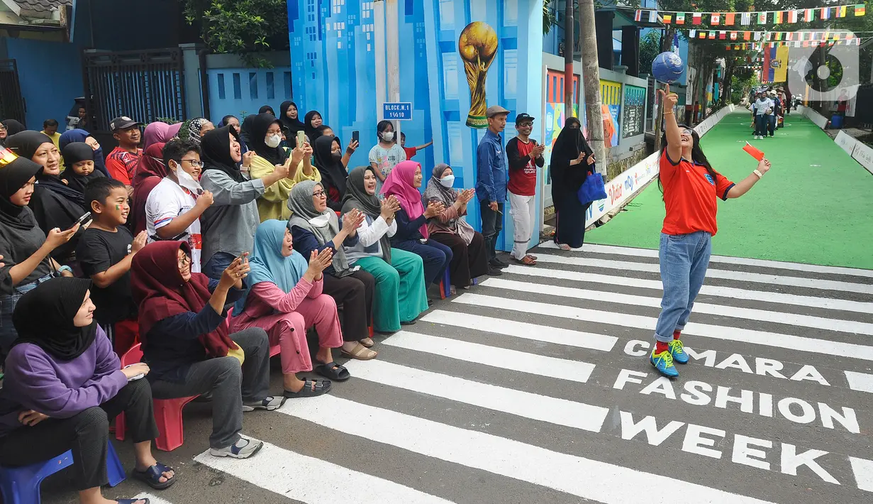Warga dengan mengenakan jersey atau kostum tim sepak bola peserta Piala Dunia 2022 Qatar menggelar fashion show di Perum Depok Maharaja Blok M1 Cluster Cemara, Rangkapan Jaya, Depok, Minggu (20/11/2022). Fashion show jelang Piala Dunia 2022 terlihat mendapat sambutan antusias warga Perum Depok Maharaja Blok M1 Cluster Cemara yang menyaksikan acara tersebut. (merdeka.com/Arie Basuki)
