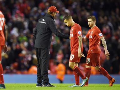 Pelatih Liverpool Jurgen Klopp memberi semangat kepada pemainnya usai kalah dari Crystal Palace pada lanjutan Liga Premier Inggris di Stadion Anfield, Liverpool, Inggris, Minggu(8/11/2015) WIB.  (AFP Photo/Paul Ellis)