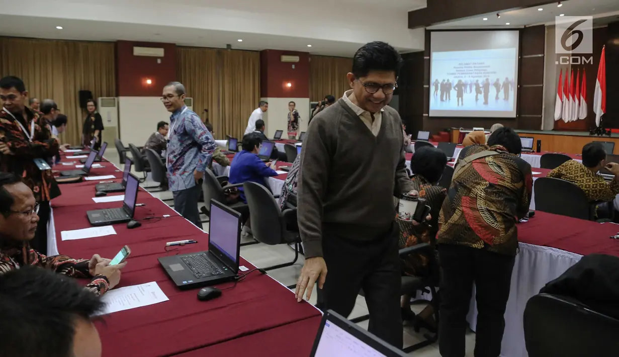 Laode Muhammad Syarif (kanan) bersiap mengikuti tes profile assessment seleksi calon pimpinan (capim) KPK di Gedung Lemhanas, Jakarta, Kamis (8/8/2019). Sebanyak 40 orang capim KPK menjalani tes profile assessment selama dua hari yakni 8-9 Agustus 2019. (Liputan6.com/Faizal Fanani)