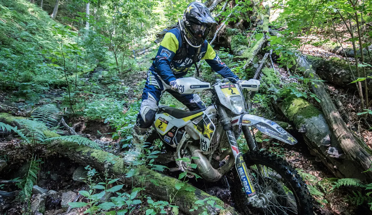 Crosser Graham Jarvis melintasi rintangan sulit diantara batang pohon saat mengikuti perlombaan hari kedua Red Bull Romaniacs di Sibiu, Romania, 14 Juli 2016. (REUTERS/Predrag Vuckovic/Red Bull Content Pool)