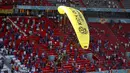 Paraglider Greenpeace mendarat di stadion sebelum pertandingan Grup F Euro 2020 antara Prancis dan Jerman di Allianz Arena, Munich, Jerman, Selasa (15/6/2021). Sang aktivis hampir kehilangan kendali paraglidernya dan hampir menabrak para penonton. (AP Photo/ctivist Alexander Hassenstein, Pool)