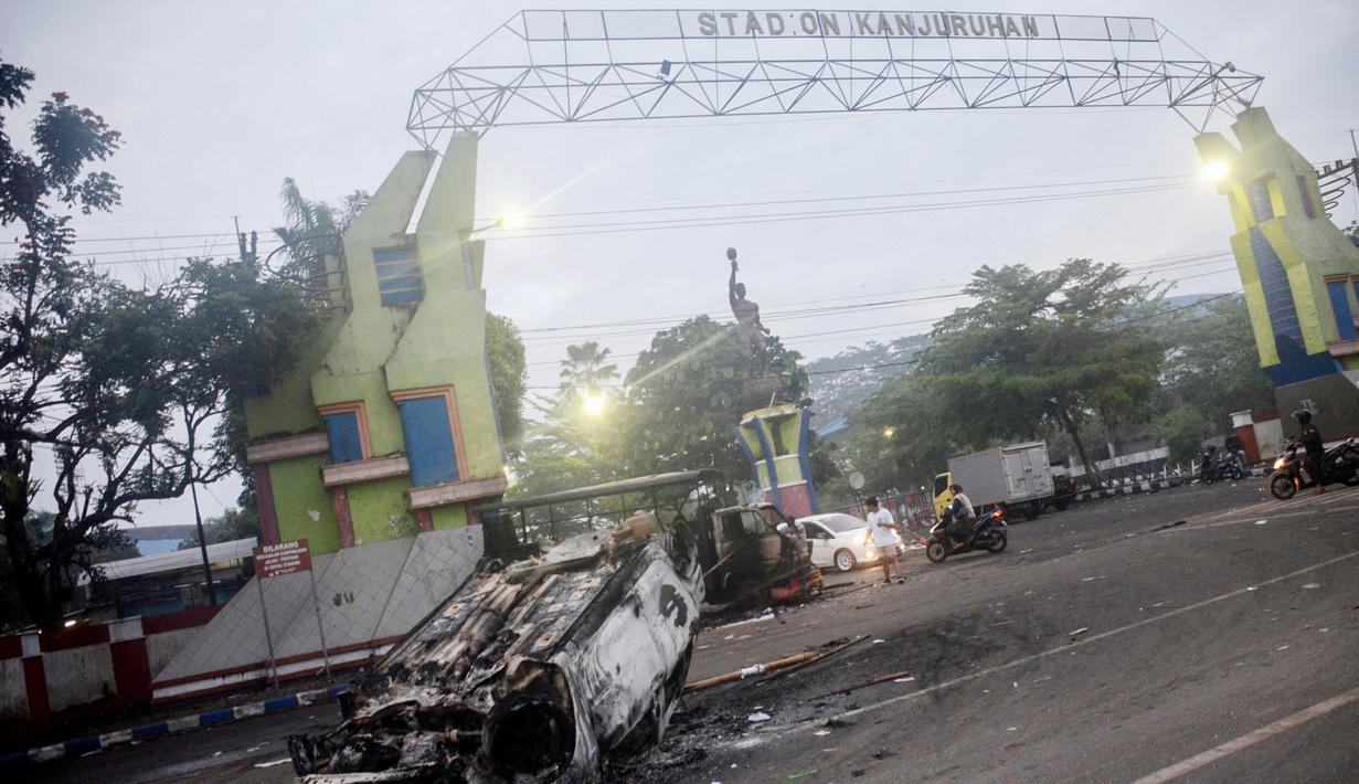 Tampak beragam kendaraan yang rusak dibakar di luar stadion yang bertempat di Kabupaten Malang itu. (AFP/Putri)