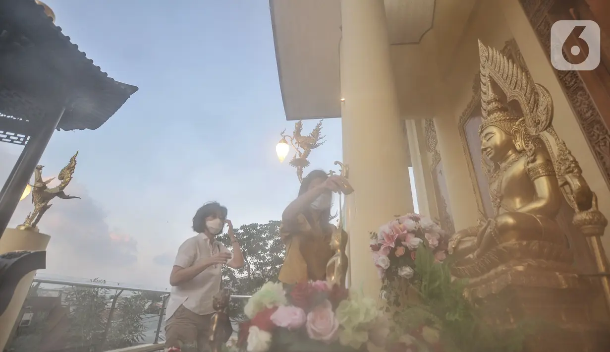 Umat Buddha sembahyang saat mengikuti peringatan Tri Suci Waisak 2565 BE di Vihara Hemadhiro Mettavati, Cengkareng, Jakarta Barat, Rabu (26/5/2021). Peringatan Waisak di wihara ini ditutup dengan doa yang dipimpin oleh Biksu. (merdeka.com/Iqbal S. Nugroho)