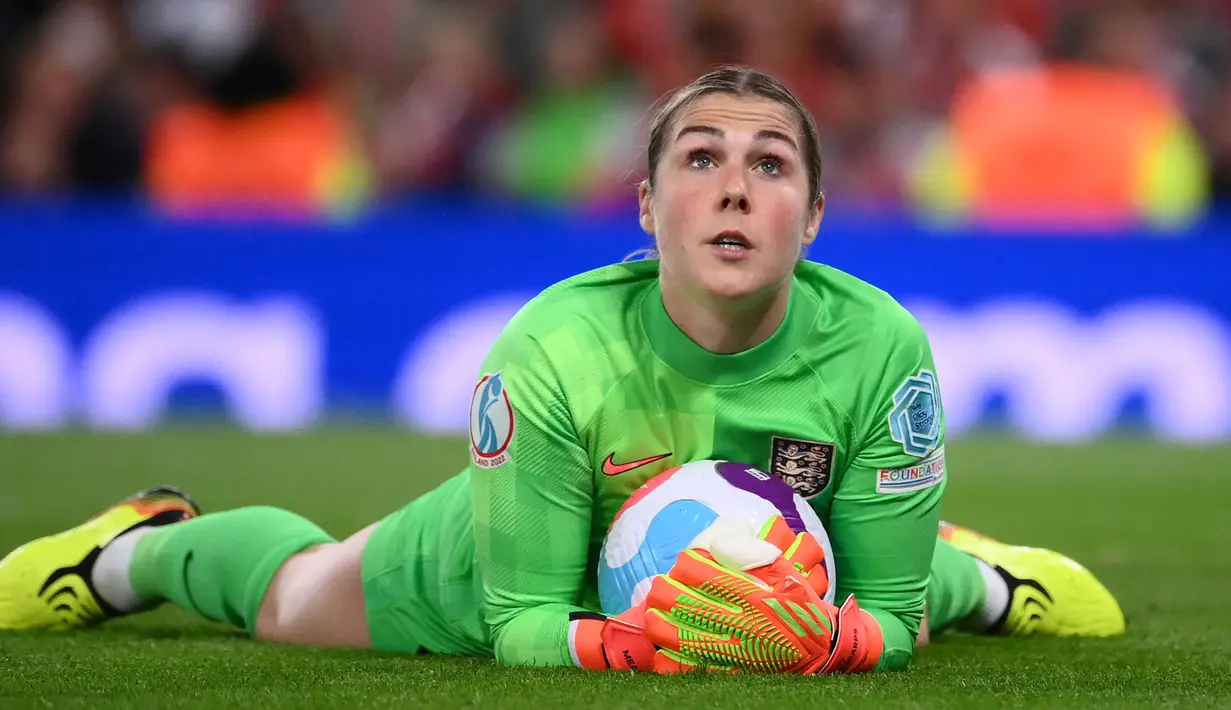 Kiper Timnas Wanita Inggris, Mary Earps menguasai bola saat menghadapi Austria pada laga fase Grup A Piala Eropa Wanita 2022 di Old Trafford Stadium, Manchester (6/7/2022). Manchester United merekrut Mary Earps pada tahun 2019 dari Wolfsburg. (AFP/Franck Fife)