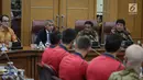 Gubernur DKI Jakarta Djarot Saiful Hidayat menerima kedatangan skuat serta official Persija Jakarta dan klub sepakbola asal Spanyol, Espanyol, di Balai Kota DKI Jakarta, Rabu (19/7). (Liputan6.com/Faizal Fanani)