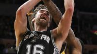 Center San Antonio Spurs, Pau Gasol (kiri), dilanggar center Los Angeles Lakers, Tarik Black, dalam laga babak reguler NBA 2016-2017 di Staples Center, Los Angeles, Sabtu (19/11/2016) WIB (AP Photo/Ringo H.W. Chiu)