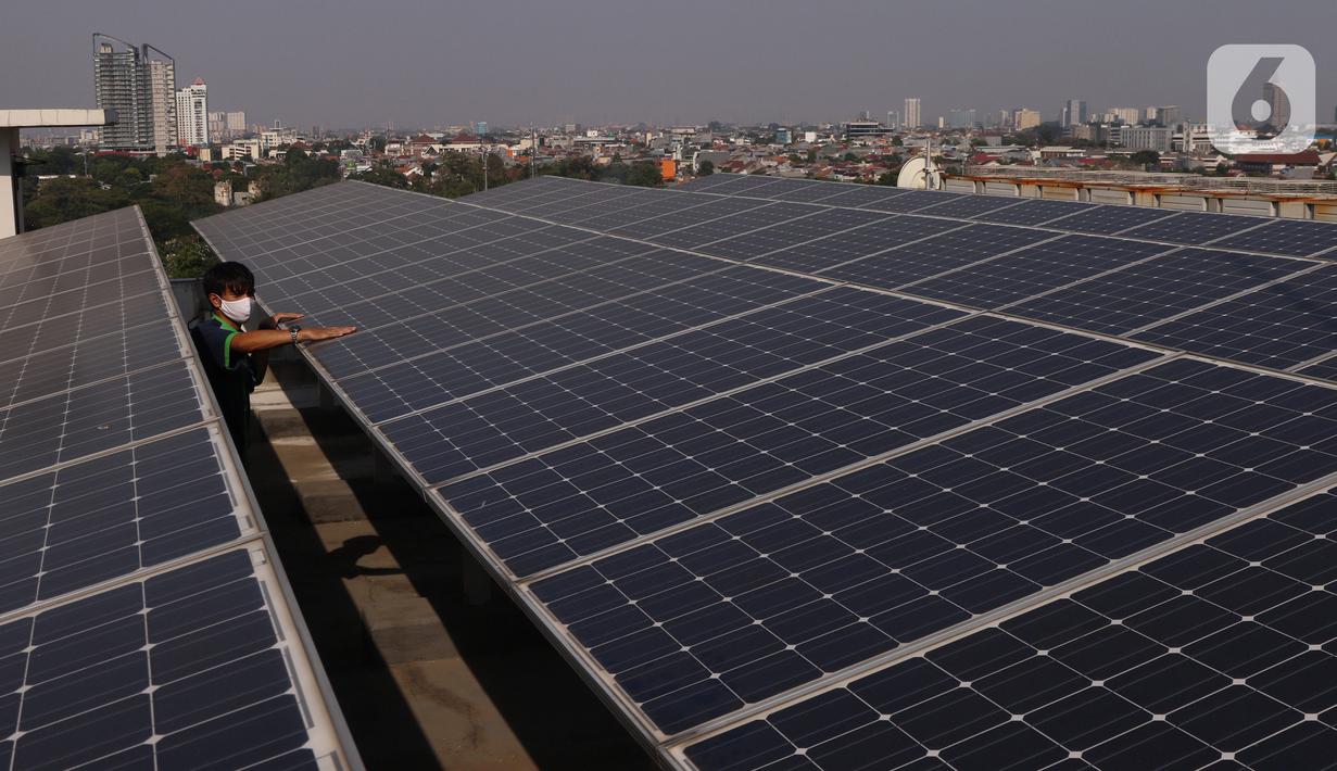 Pekerja melakukan pengecekan panel surya di atas gedung di kawasan Jakarta, Senin (31/8/2020). Pemerintah tengah menyiapkan peraturan presiden terkait energi baru terbarukan dan konservasi energi agar target 23 persen bauran energi di Indonesia bisa tercapai pada 2045. (Liputan6.com/Angga Yuniar)