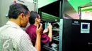 Tim ahli dari Dirtipikor Bareskrim Polri melakukan pemeriksaan UPS di SMAN 57, Jakarta, Sabtu (13/6/2015). Pemeriksaan dibantu 6 tim ahli untuk mengetahui daya dan instalasi UPS di tiap sekolah penerima. (Liputan6.com/Yoppy Renato)