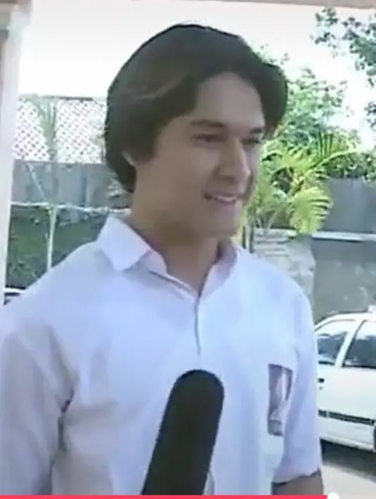Dengan rambut belah tengah, paras pria 41 tahun ini memang sekilas terlihat mirip dengan Rizky Billar. Apalagi ketika Indra Bruggman tersenyum bak pinang dibelah dua dengan Rizky Billar.(Liputan6.com/TikTok/@indralbruggman)