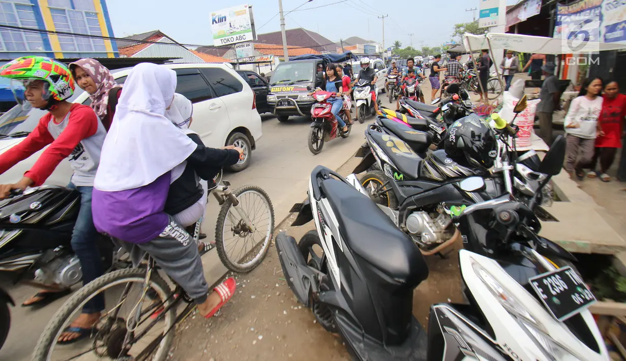 Sejumlah pengendara terjebak macet di pasar Tumpah Bangkir Indramayu, Jawa Barat, Jumat (30/6). Pasar Tumpah Bangkir yang di padati pengunjung di H+5 libur lebaran menyebabkan kemacetan arus lalu lintas ke Arah Jakarta. (Liputan6.com/Helm Afandi)