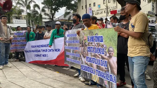 Sejumlah massa yang mengatasnamakan 'Masyarakat Pemuda Mahasiswa Timur Cinta NKRI' melakukan demo di depan kantor Indonesia Corruption Watch (ICW). Massa sempat membakar ban bekas di depan kantor ICW