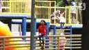Anak-anak bermain di area Taman Puring, Jakarta Selatan, Minggu (26/12/2021). Memanfaatkan libur Natal dan Tahun Baru banyak warga memanfaatkan bersama keluarga berwisata ke taman karena hemat biaya. (Liputan6.com/Angga Yuniar)