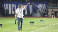 Pelatih kepala Bali United, Stefano Teco Cugurra memberi instruksi kepada pemainnya saat menghadapi Persib Bandung pada laga leg kedua semifinal Championship Series BRI Liga 1 2023/2024 di Stadion Si Jalak Harupat, Soreang, Kabupaten Bandung, Sabtu (18/5/2024). (Bola.com/Abdul Aziz)