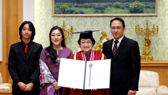 Ketua Umum Partai Demokrasi Indonesia (PDI) Perjuangan Megawati Soekarnoputri menerima gelar Doktor Honoris Causa (DR HC) dari Universitas Soka, Tokyo. (Foto: Liputan6/ Mohammad Reza Ramadhansyah)