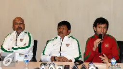 Pelatih Timnas Indonesia, Luis Milla Aspas (kanan) menjawab pertanyaan saat diperkenalkan di kantor PSSI, Jakarta, Kamis (9/2). PSSI secara resmi mengumumkan pelatih timnas Indonesia Senior, U-19 dan U-16. (Liputan6.com/Helmi Fithriansyah)