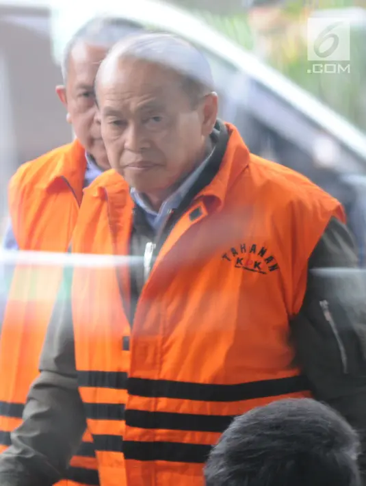 Tersangka Susilo Prabowo diperiksa KPK  terkait suap Walikota Blitar Samanhudi Anwar dan Bupati Tulungagung Syahri Mulyo. (merdeka.com/dwi narwoko)