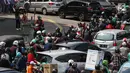 Sejumlah pengendara melawan arah saat penutupan ruas Jalan Veteran akibat adanya sidang sengketa Pilpres 2019 di Gedung Mahkamah Konstitusi (MK), Jakarta, Selasa (18/6/2019). Penutupan Jalan Veteran mengakibatkan kemacetan lalu lintas di sekitar kawasan tersebut. (Liputan6.com/JohanTallo)