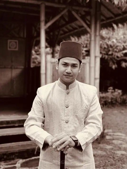 Beragam songkok memang menjadi andalan Syakir Daulay, seperti songkok dengan gaya asal Turki ini. Lebih dari itu, Syakir Daulay juga kerap berpenampilan mengenakan penutup kepala seperti blangkon. (Liputan6.com/IG/@syakirdaulay).