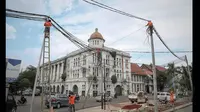 Petugas PLN memeriksa kabel jaringan listrik di kawasan Kota Tua, Jakarta, Selasa (27/1/2015). (Liputan6.com/Faizal Fanani)