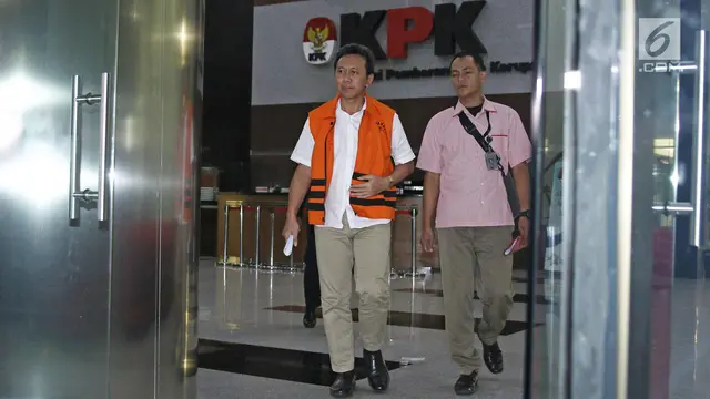 Ekspresi Bupati Kebumen Usai Diperiksa Perdana di KPK