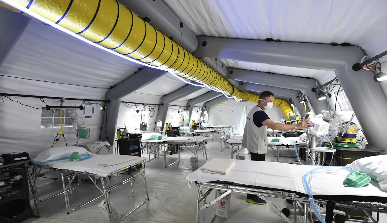 Petugas memeriksa peralatan medis ICU rumah sakit lapangan darurat Samaritan's Purse di Cremona, Italia, Jumat, 20 Maret 2020. Rumah sakit lapangan ini dibangun untuk merawat pasien virus corona COVID-19 yang terus melonjak. (Claudio Furlan/LaPresse via AP)