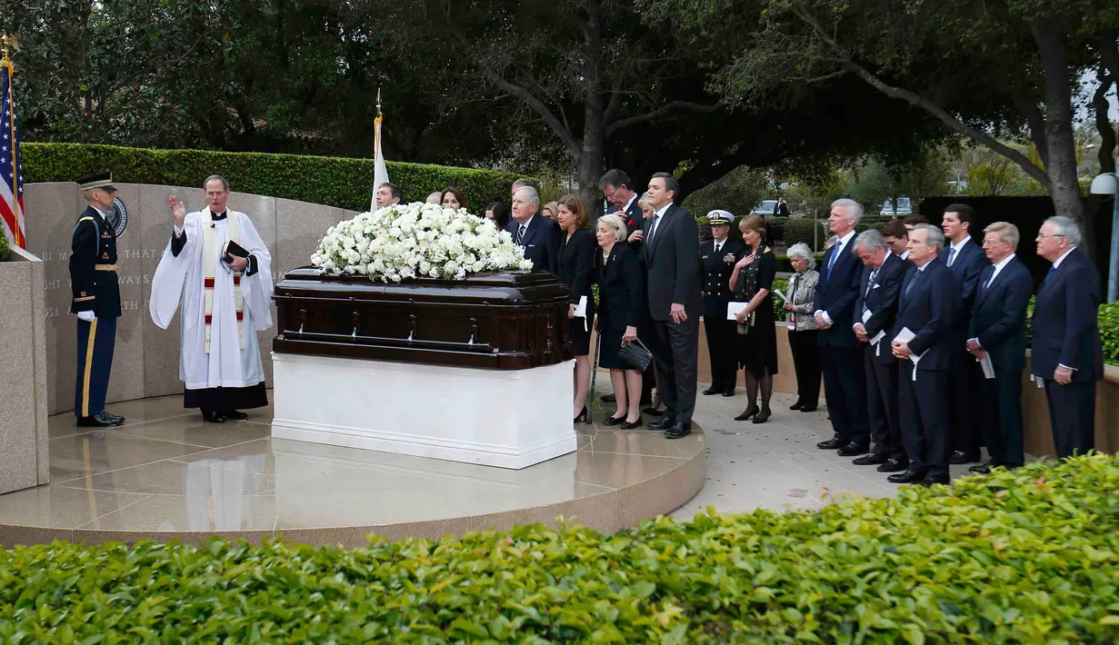 Anggota keluarga mengelilingi peti mati mantan ibu negara AS, Nancy Reagan pada acara pemakaman di Simi Valley, California, Jumat (11/3). Sejumlah politikus dan bintang Hollywood turut hadir pada acara pemakaman tersebut. (REUTERS/Mike Blake)