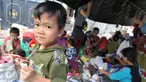 Suasana tenda darurat yang dibangun warga di sekitar lokasi kebakaran, Tambora, Jakarta, Senin (28/9/2015). Warga Tambora memilih bertahan dan menolak direlokasi karena sudah puluhan tahun menetap di lokasi tersebut. (Liputan6.com/Gempur M Surya) 