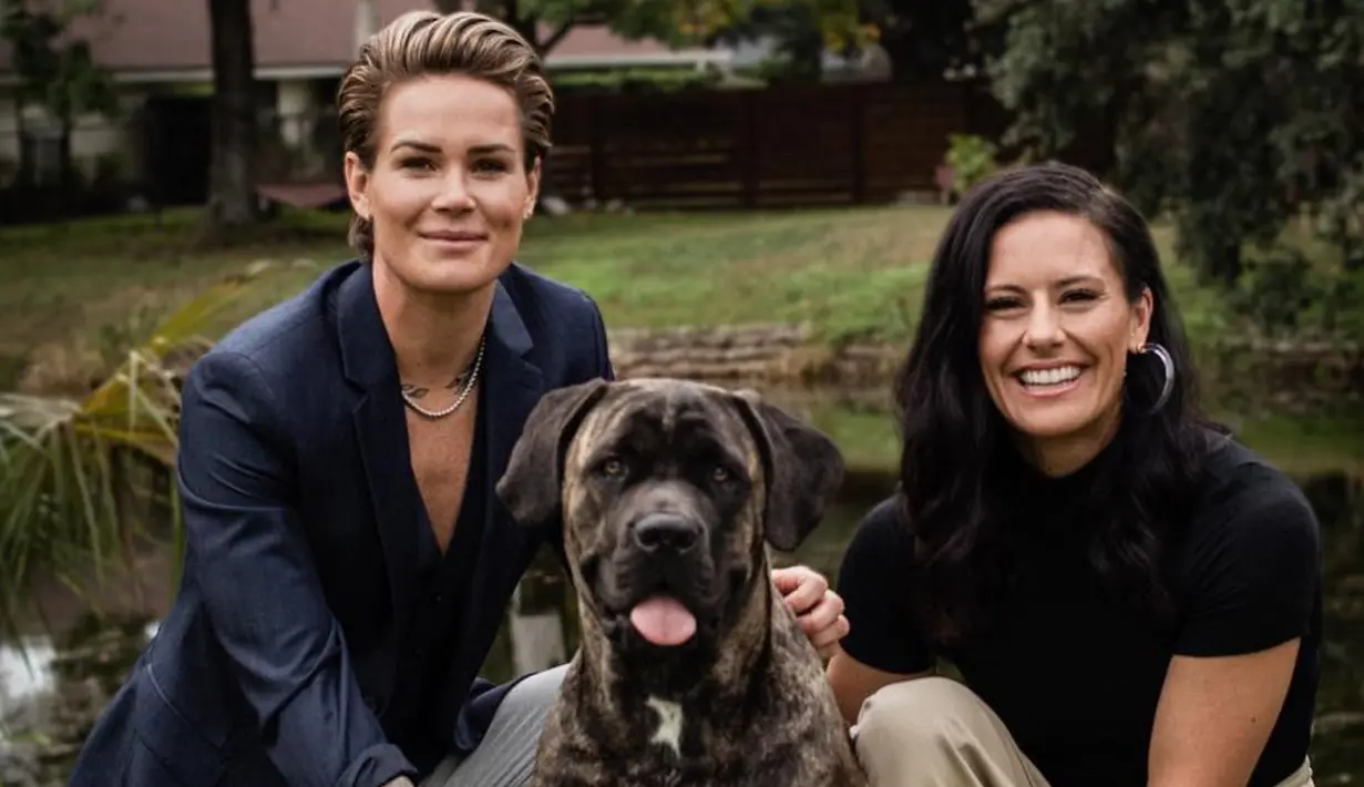 Pasangan sesama jenis ini dipertemukan di pemusatan latihan tim nasional Amerika Serikat pada tahun 2010. ( Instagram Ali Krieger )