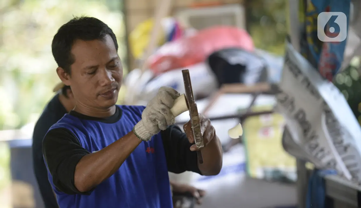 Pekerja menyerut dan langsung menggoreng keripik singkong rumahan di Kampung Kopi, Gunung Sindur, Bogor, Jawa Barat, Selasa (8/9/2020). Camilan yang dijual dengan harga Rp 8 ribu hingga Rp 50 ribu tergantung rasa tersebut banyak diminati warga di masa pandemi. (merdeka.com/Dwi Narwoko)
