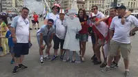 Suporter tim nasional Inggris saat berpose bersama gambar Ratu Elizabeth menjelang laga melawan Rusia, di Vieux-Port, Marseille, Sabtu (11/6/2016). (Bola.com/Ekin Gabriel). 