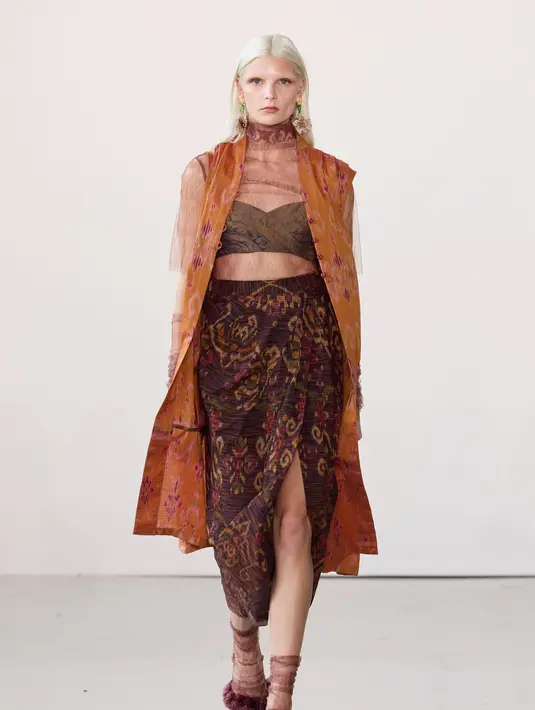 Tampil perdana di NYFW, Didiet Maulana menampilkan keindahan tenun dan  kain Indonesia lainnya  lewat koleksi bertajuk “Wiron” yang diambil dari kata Wiru dalam bahasa Jawa berarti lipatan-lipatan kecil memanjang bersusun pada kain.  [Dok/Didiet Maulana]