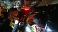 Kapolres Cilegon, AKBP Sigit Hariyanto Saat Mengecek Kendaraan Di Depan Pelabuhan Merak. (Selasa, 11/05/2021). (Liputan6.com/Yandhi Deslatama).