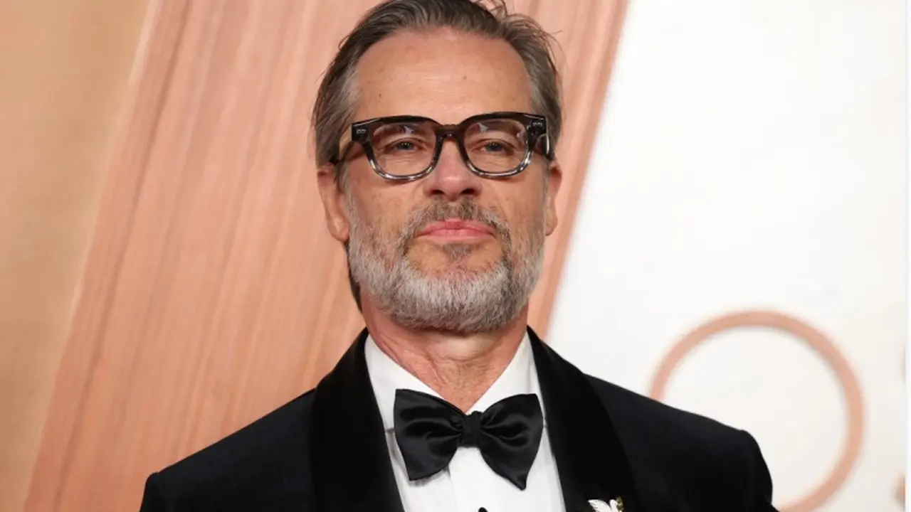 ktor Inggris Guy Pearce Pakai Pin Bebaskan Palestina di Oscar 2025.   (Mike Coppola / GETTY IMAGES NORTH AMERICA / Getty Images via AFP)