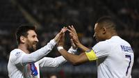Pemain PSG, Kylian Mbappe merayakan gol Lionel Messi ke gawang Strasbourg pada pekan ke-37 Ligue 1 2022/2023 (Jean-Christophe Verhaegen / AFP)