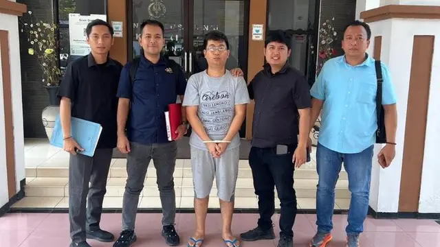 Andrie Wibowo Eka Wardhana (diborgol) saat dilimpahkan ke kejari Probolinggo. (Istimewa)