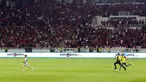 Petugas keamanan mengejar seorang suporter yang masuk kedalam lapangan dan berlari ke arah pemain Timnas Argentina setelah laga FIFA Matchday antara Timnas Indonesia Vs Timnas Argentina di Stadion Utama Gelora Bung Karno (SUGBK), Senayan, Jakarta, Senin (19/06/2023). (Bola.com/M Iqbal Ichsan)