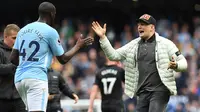 Seorang fans memberikan salam kepada pemain Manchester City, Yaya Toure saat turun ke lapangan Etihad Stadium, Manchester, (22/4/2018). Manchester City menang 5-0. (AFP/Paul Ellis)