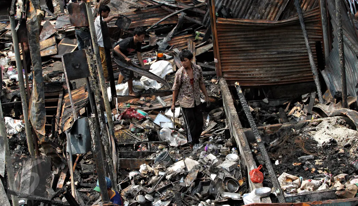 Warga mengumpulkan puing sisa kebakaran di Pasar  Inpres Tanah Abang, Jakarta, Minggu (11/10/2015). Kebakaran yang terjadi pada Minggu (11/10) dini hari tersebut menghanguskan 136 kios (Liputan6.com/Immanuel Antonius)