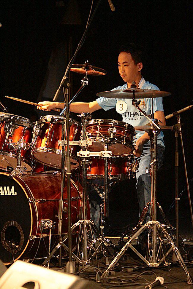 Salah satu peserta lomba musik dengan kategori drum.