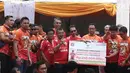 Gubernur DKI Jakarta Anies Baswedan menyaksikan penyerahan apresiasi prestasi dari Dirut Bank DKI Wahyu Widodo kepada Dirut Persija Jakarta Gede Widiade saat penyerahan piala Liga I di Balai Kota, Jakarta, Sabtu (15/12). (Liputan6.com/Herman Zakharia)